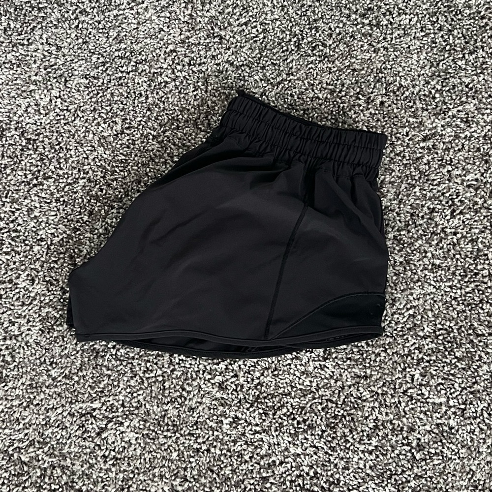 Lululemon 2.5” Hotty Hot short